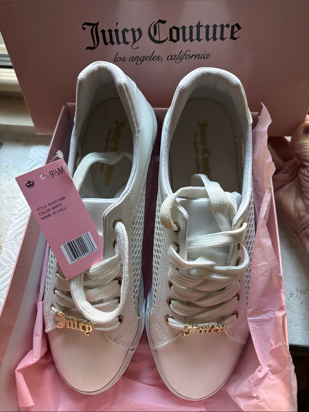 🟥Juicy Couture (JC) White Low-Top Lace-Up Sneakers With Gold Logo Metal Charm